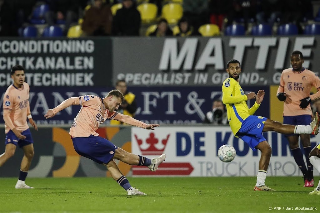 Sierhuis helpt Fortuna met fraai afstandsschot langs RKC