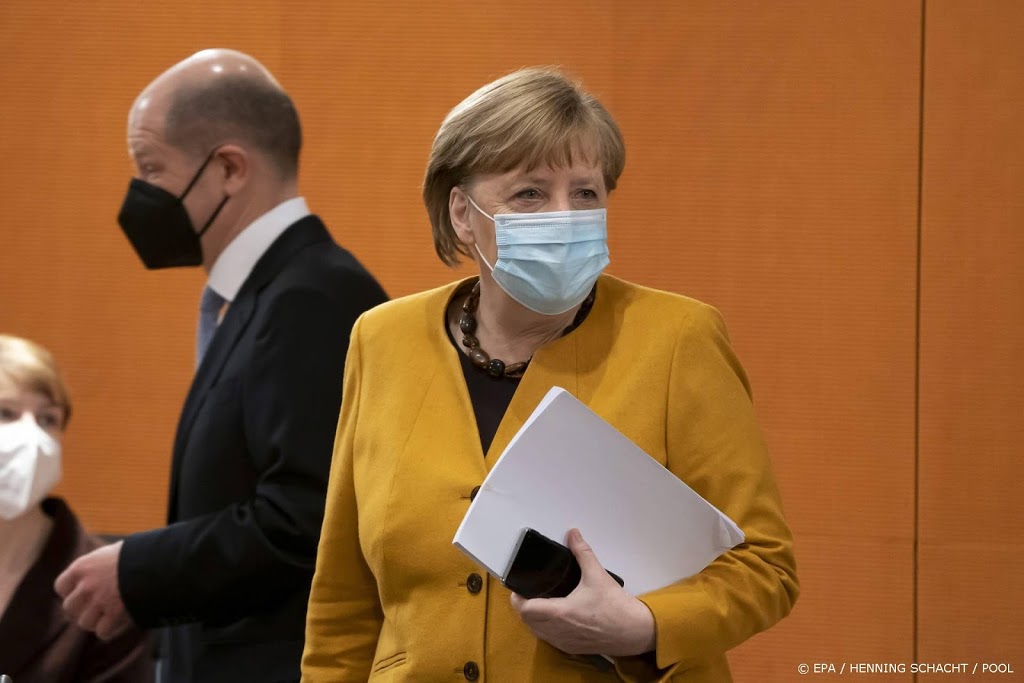 Merkel schrapt strenge paaslockdown en betuigt spijt