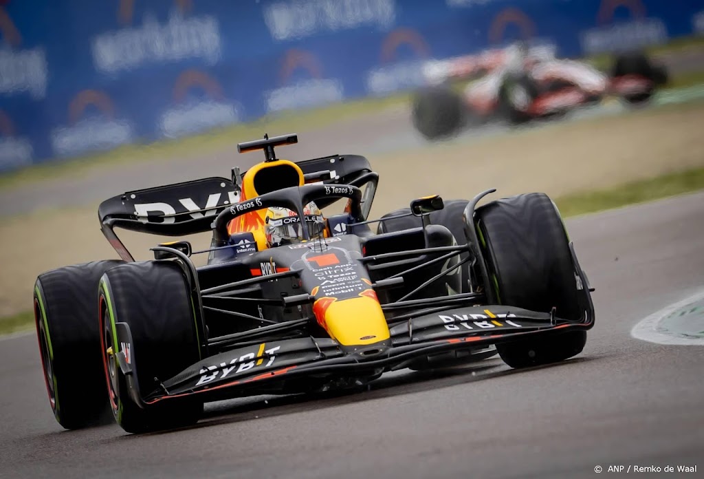 Verstappen rijdt Hamilton op een ronde achterstand in Imola