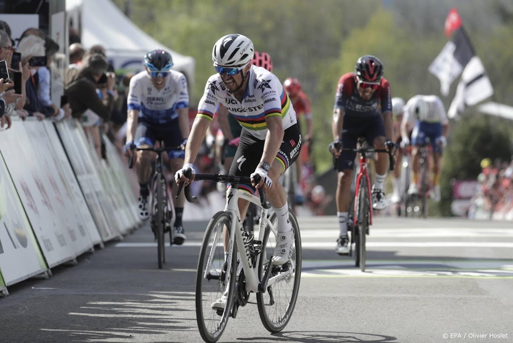 Wielrenner Alaphilippe na val op trainingskamp en hoopt op Tour