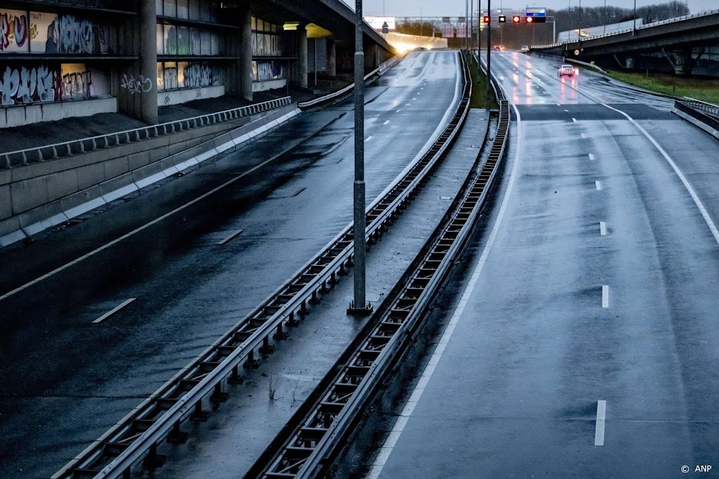 Vrachtwagen gekanteld bij Rotterdam, A20 tot 17.00 uur afgesloten