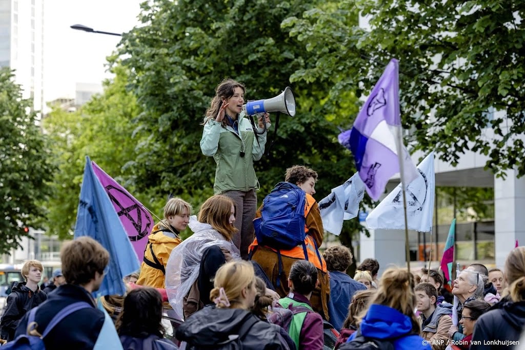 Politie houdt bij klimaatactie 76 demonstranten aan in Rotterdam