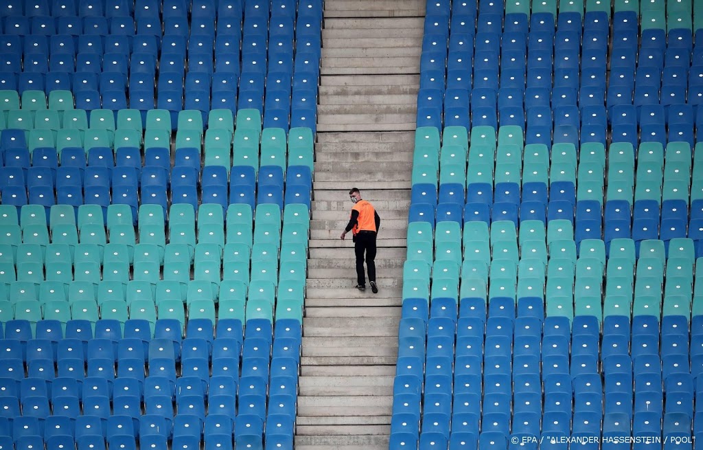 Publiek per 1 juli weer welkom in voetbalstadions, op 1,5 meter