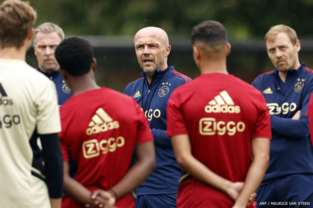 Nieuwe coach Schreuder is aan eerste training met Ajax begonnen