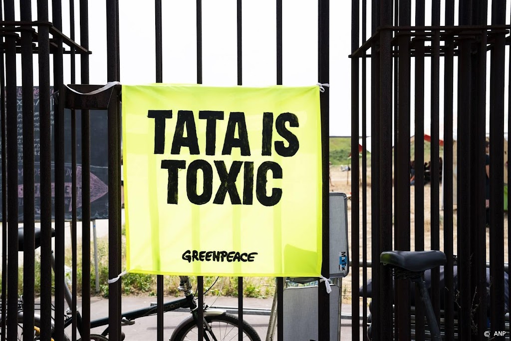Klimaatactivisten breken door hekken bij Tata Steel