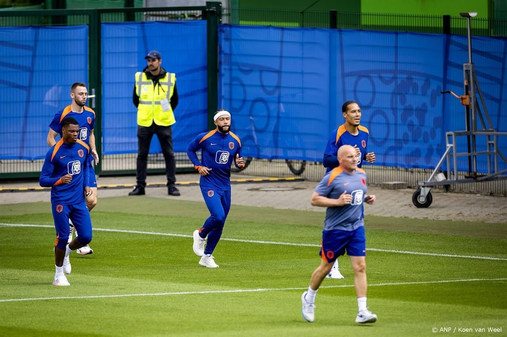Oranje traint zonder zieke Zirkzee voor duel met Oostenrijk
