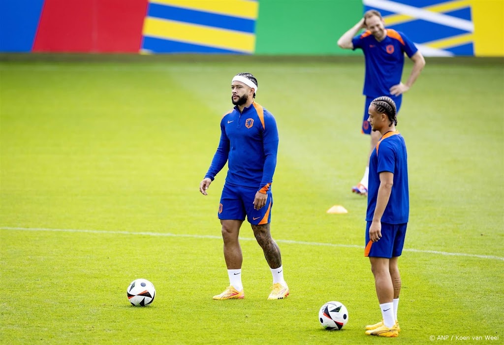 Depay behoudt vertrouwen van Koeman en begint opnieuw in basis