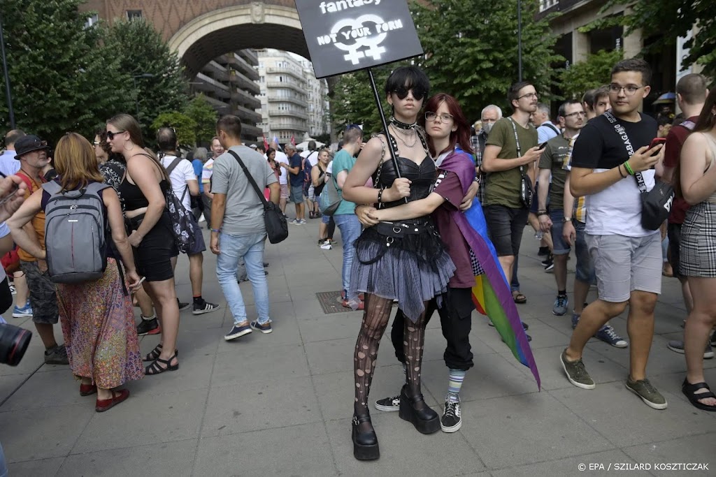 Duizenden Hongaren lopen mee in Pride-optocht