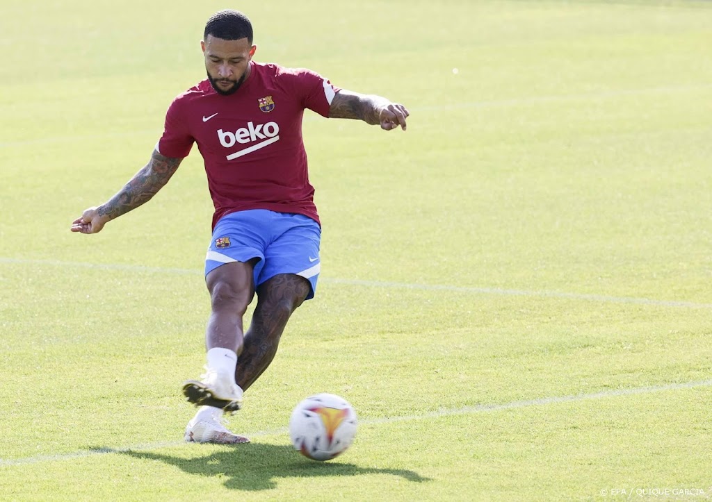 Depay debuteert met doelpunt in oefenduel bij Barcelona