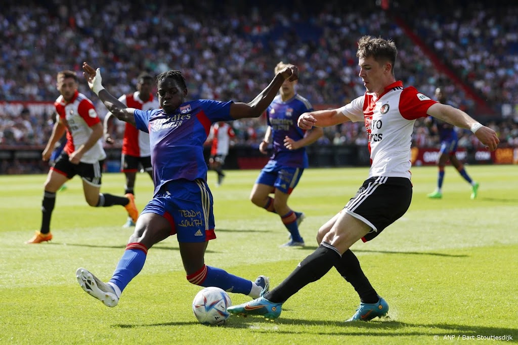 Feyenoord verliest oefenduel met Lyon en wacht op versterkingen