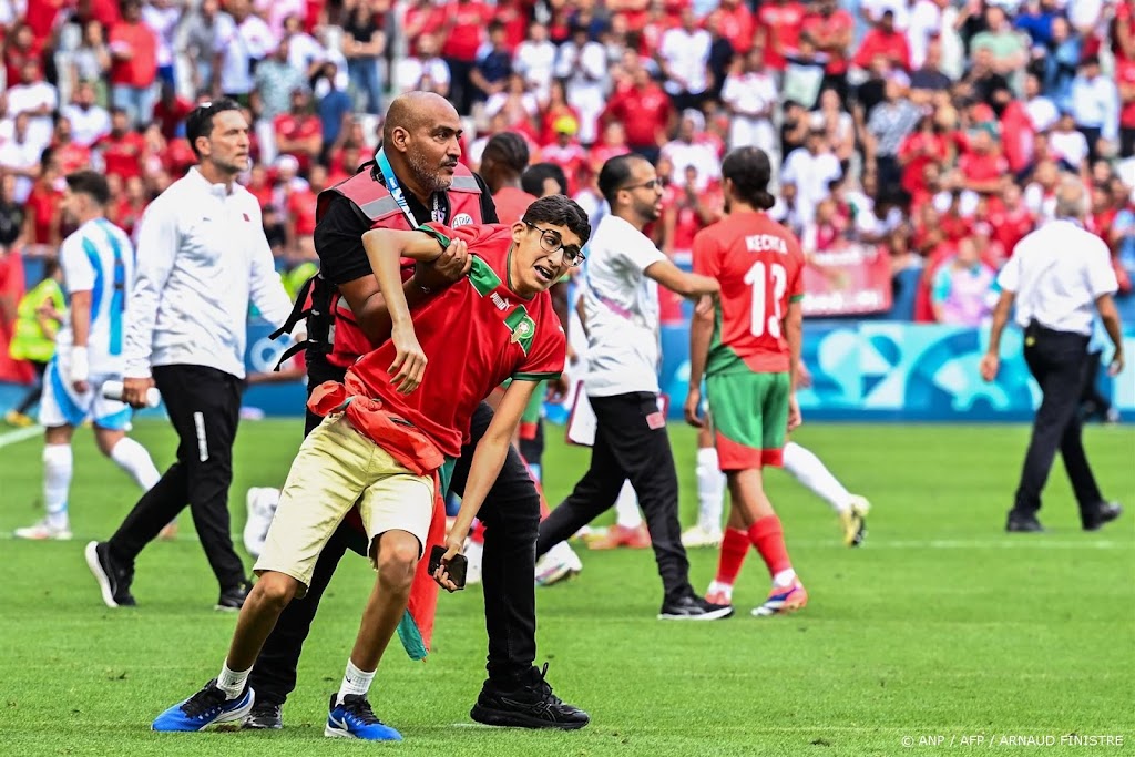 Eerste voetbalduel op Spelen eindigt in chaos