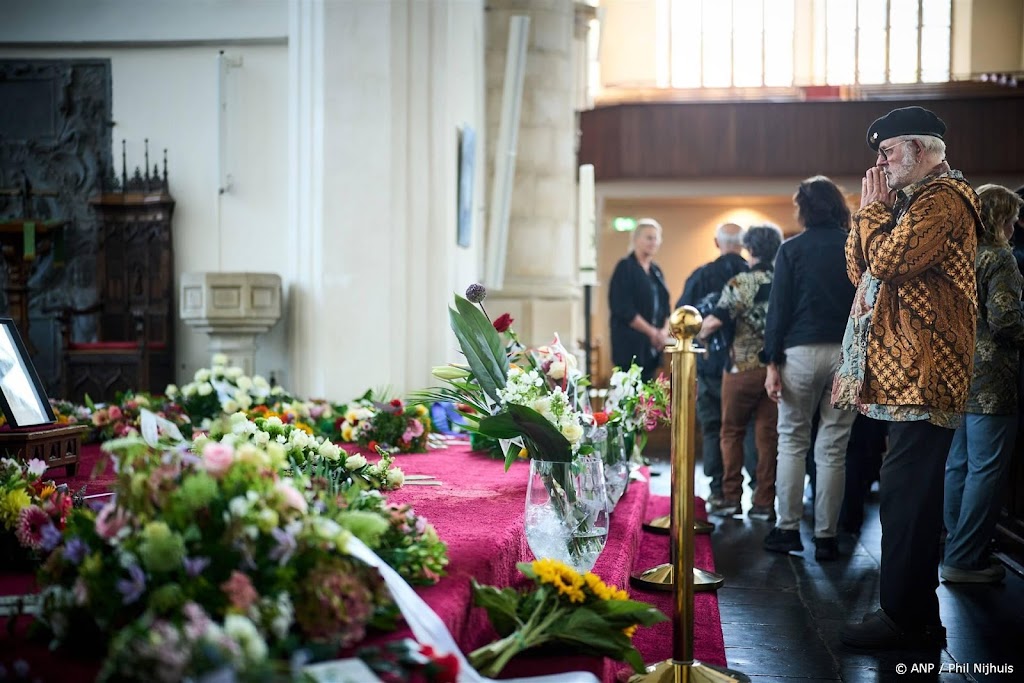 Honderden herdenken Wieteke van Dort, veel melati speldjes