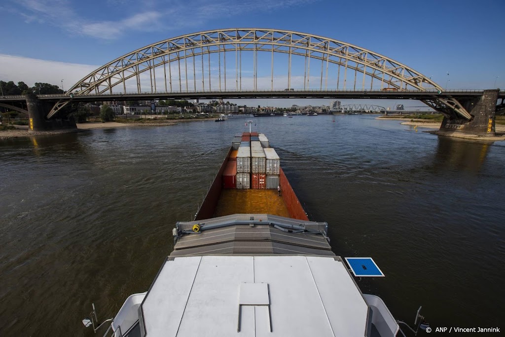 Schip aan de grond in Waal bij Nijmegen