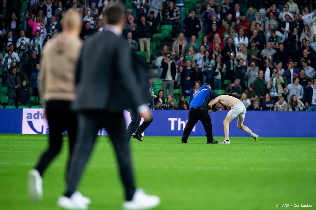 FC Groningen legt supporters die veld op kwamen stadionverbod op