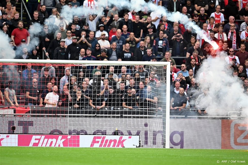 Directeur Van Halst van Ajax: maandag uitspelen onmogelijk 