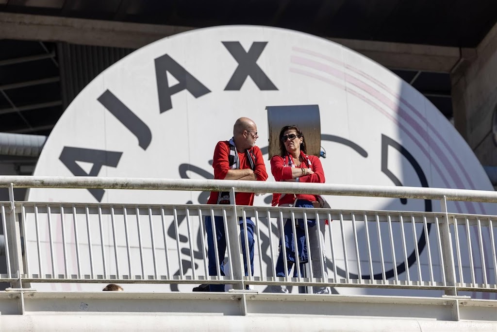 Van Halst sluit harde maatregelen bij Ajax niet uit