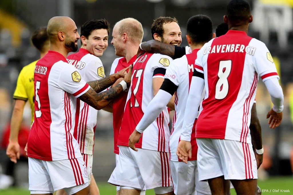 Ajax verplettert VVV en viert doelpuntenrecord in eredivisie