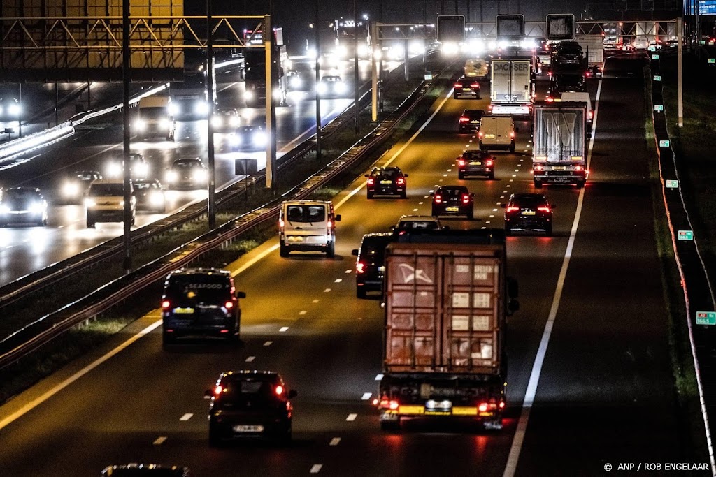 Drukke ochtendspits door regenachtig weer