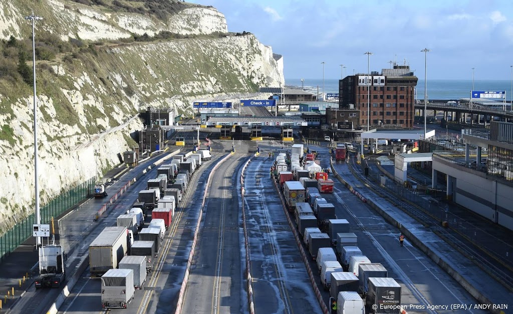 Extra militair personeel helpt gestrande truckers Engeland