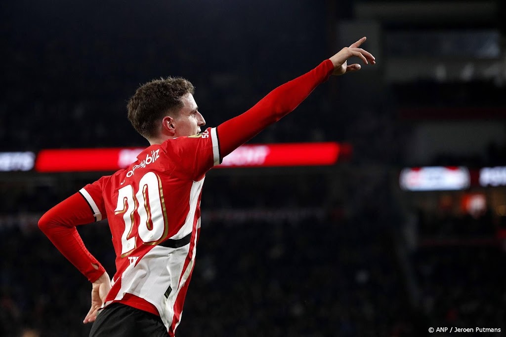 Scorende Til rekende al op 'moeilijk potje' voor PSV tegen NAC