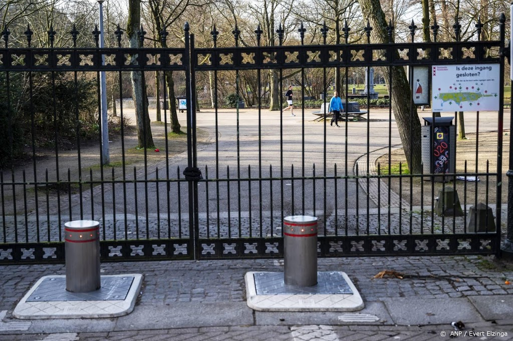 Amsterdam sluit te drukke Vondelpark af