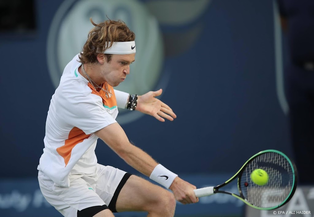 Tennisser Roeblev schrijft op camera: geen oorlog alsjeblieft
