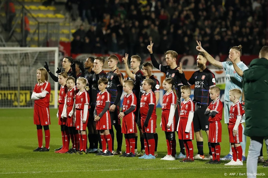 RKC en FC Twente staan voor wedstrijd stil bij oorlog Oekraïne