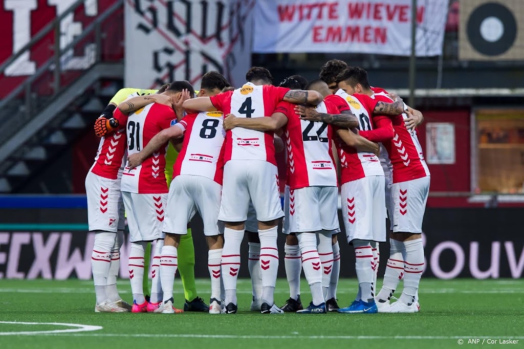 FC Emmen blijft met zege op Jong Ajax in spoor koploper Volendam