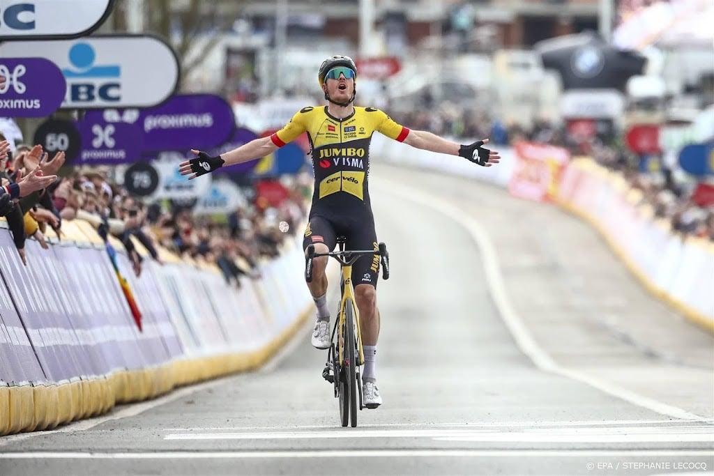Van Baarle wint voor nieuwe ploeg meteen Omloop Het Nieuwsblad