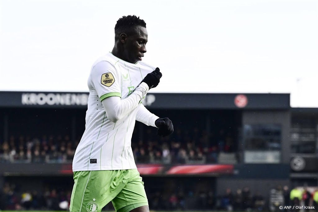Invaller Minteh redt Feyenoord bij Almere met fraaie treffer
