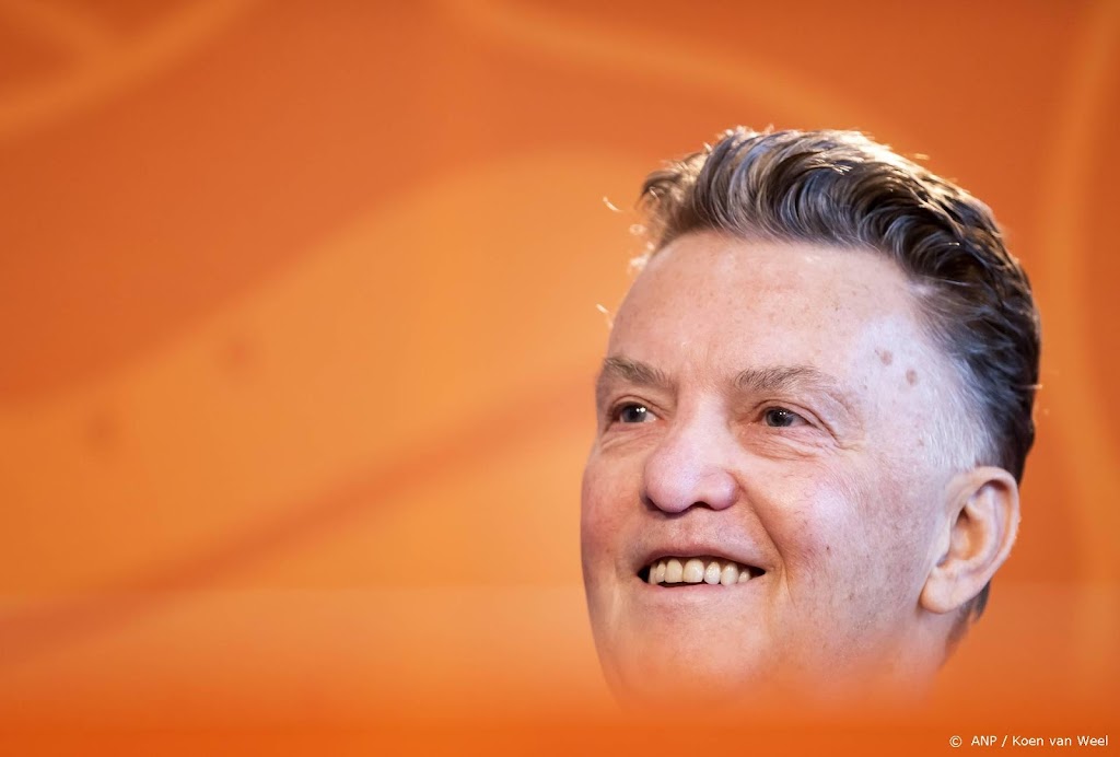 Van Gaal mag uit isolatie en leidt training Oranje