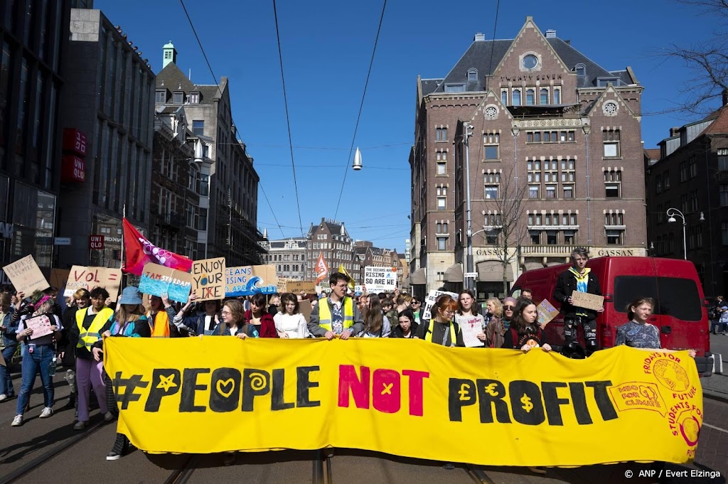Honderden jongeren op de Dam voor klimaatstaking