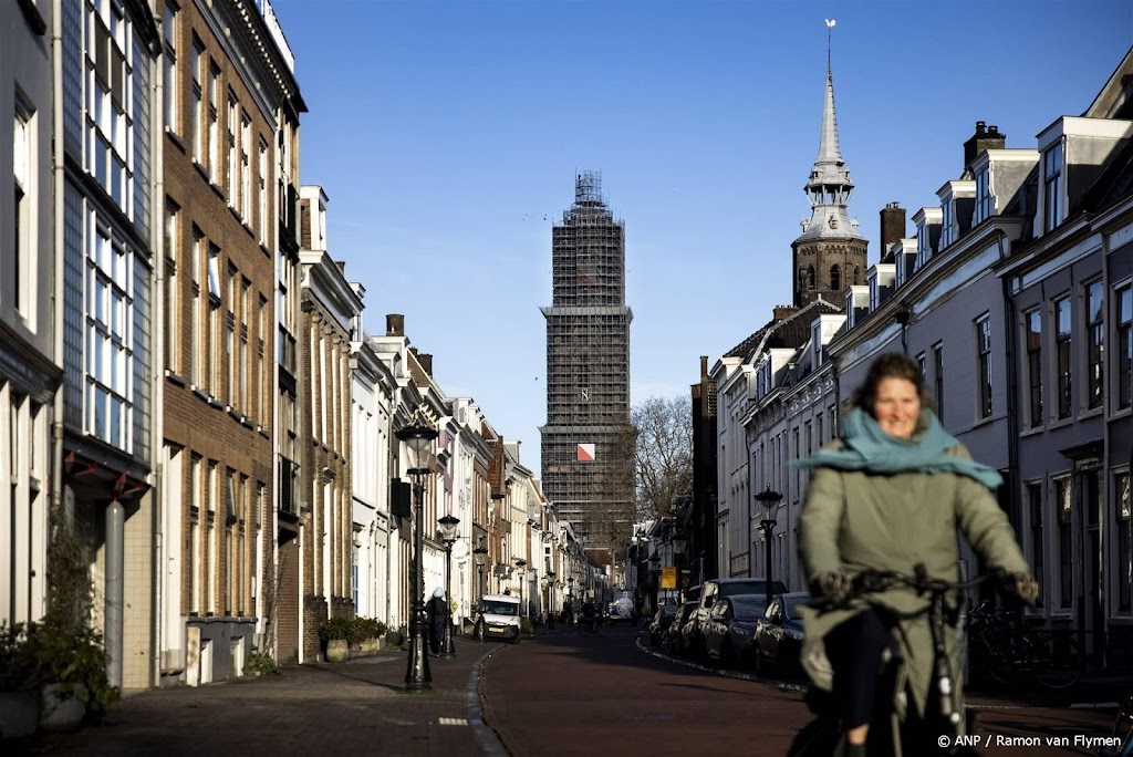 Utrecht viert dat bovenste deel Domtoren weer te zien is 