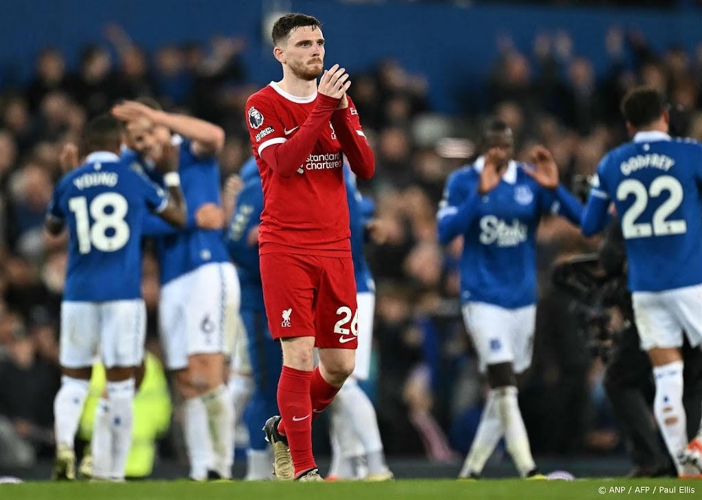 Liverpool haakt af in titelrace, ManUnited wint na achterstand