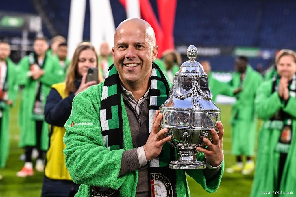 Aanvoerder Van Dijk denkt dat Slot 'een Liverpool-coach kan zijn'