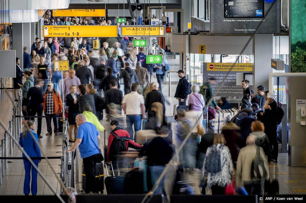 Opnieuw lange rijen op Schiphol door Hemelvaart