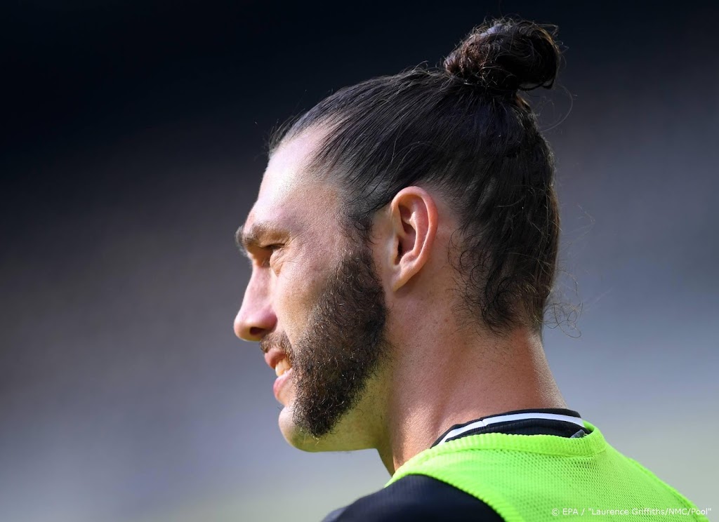 Newcastle United seizoen langer door met Carroll