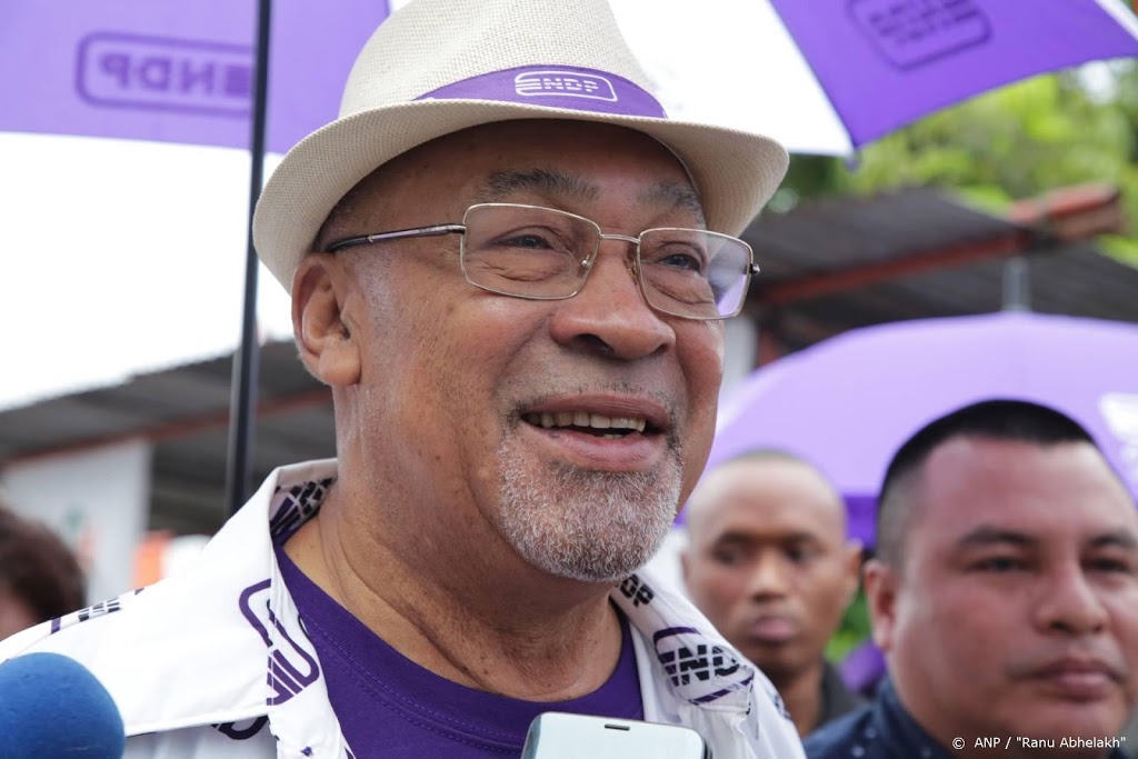 Regering Bouterse draagt de macht een maand eerder over
