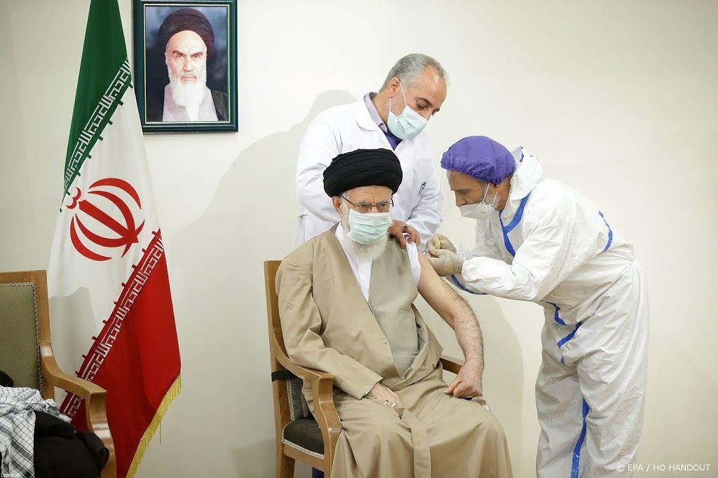 Ayatollah Khamenei krijgt vaccin van Iraanse makelij
