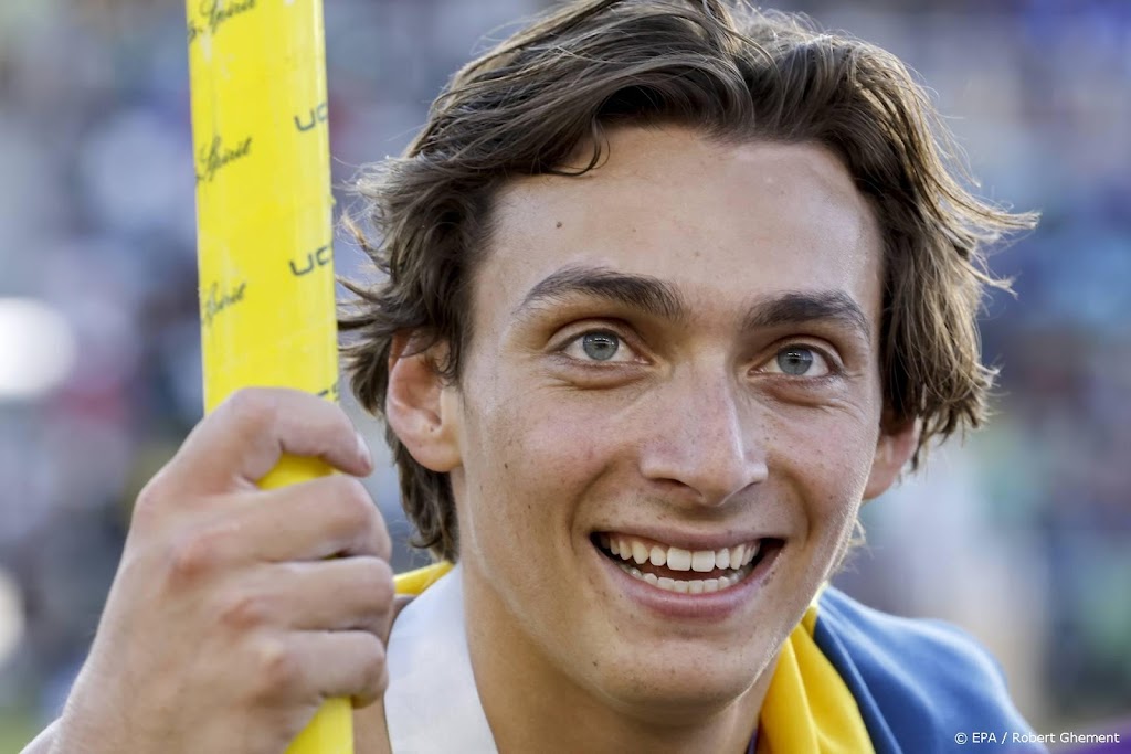 Duplantis springt met polsstok naar goud met wereldrecord: 6,21