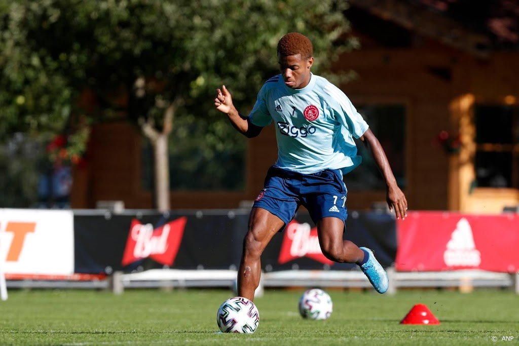 Aanvaller Neres maakt na negen maanden rentree bij Ajax
