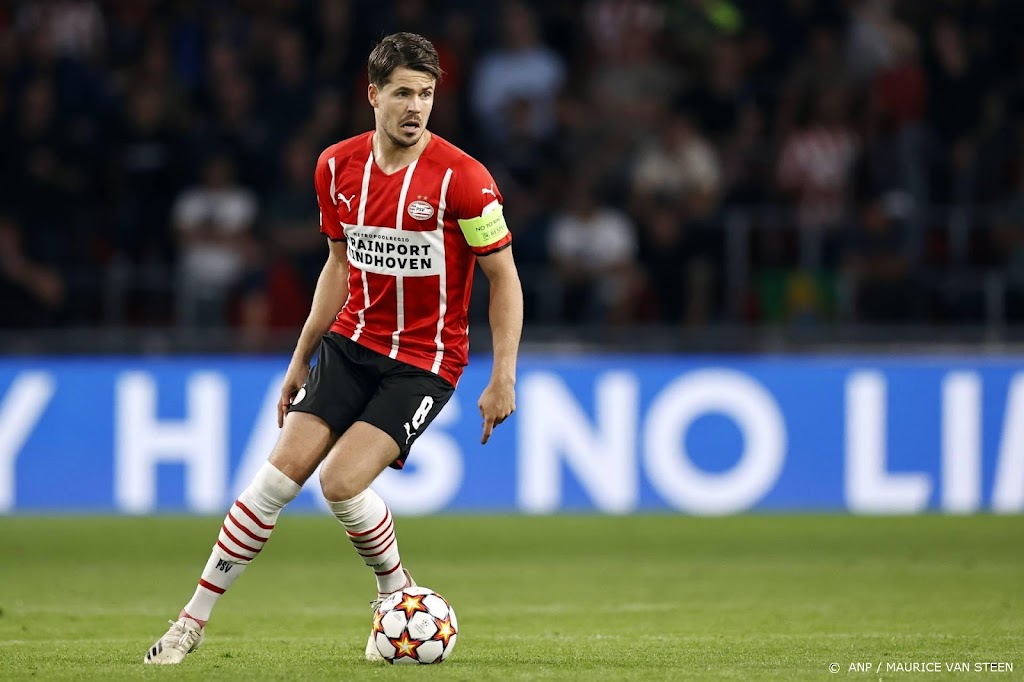 PSV-aanvoerder Van Ginkel niet blij met wissel