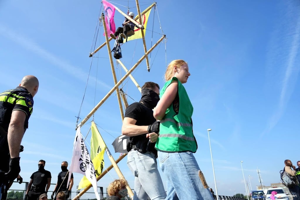 Klimaatactivisten aangehouden bij blokkade weg naar Shell Pernis