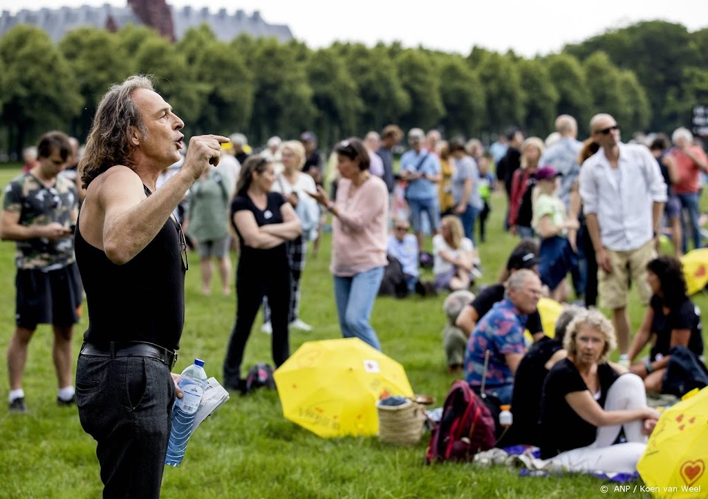 Tegenstanders coronapas demonstreren in Den Haag