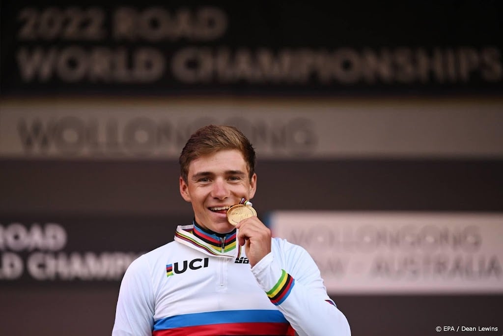 Evenepoel maakt zijn wielerjaar compleet met wereldtitel