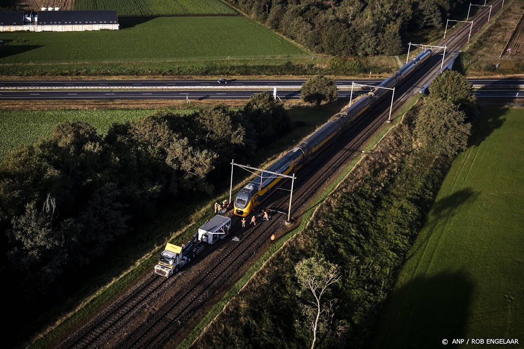 Trein Limburg ontspoord na aanrijding met vermoedelijk spoorstaaf