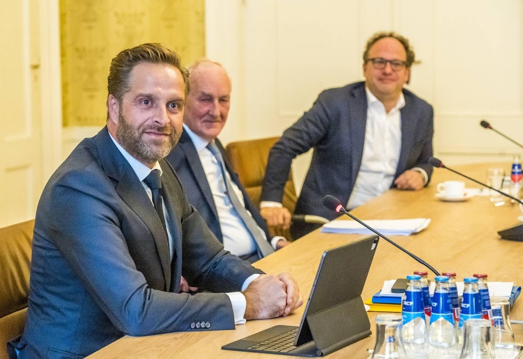 De Jonge: ziekenhuisopnames lopen sneller op dan verwacht