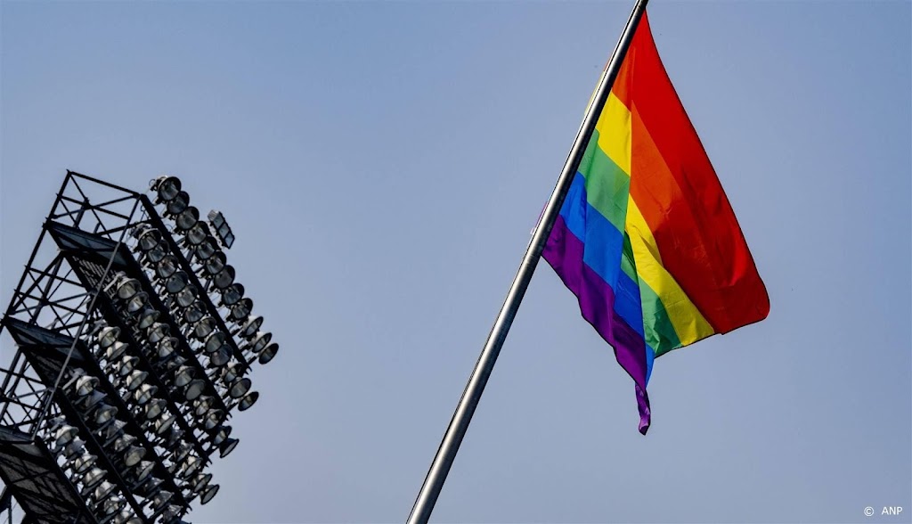 Vier voetballers Telstar weigeren te spelen in regenboogshirt