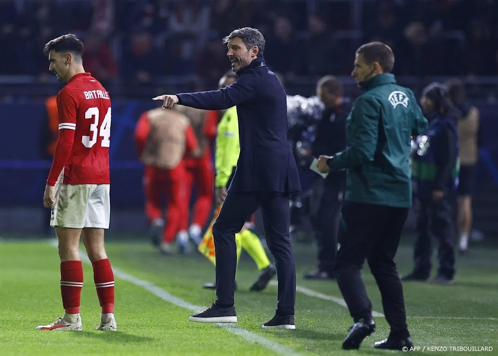 Trainer Van Bommel evenaart negatief record in Champions League