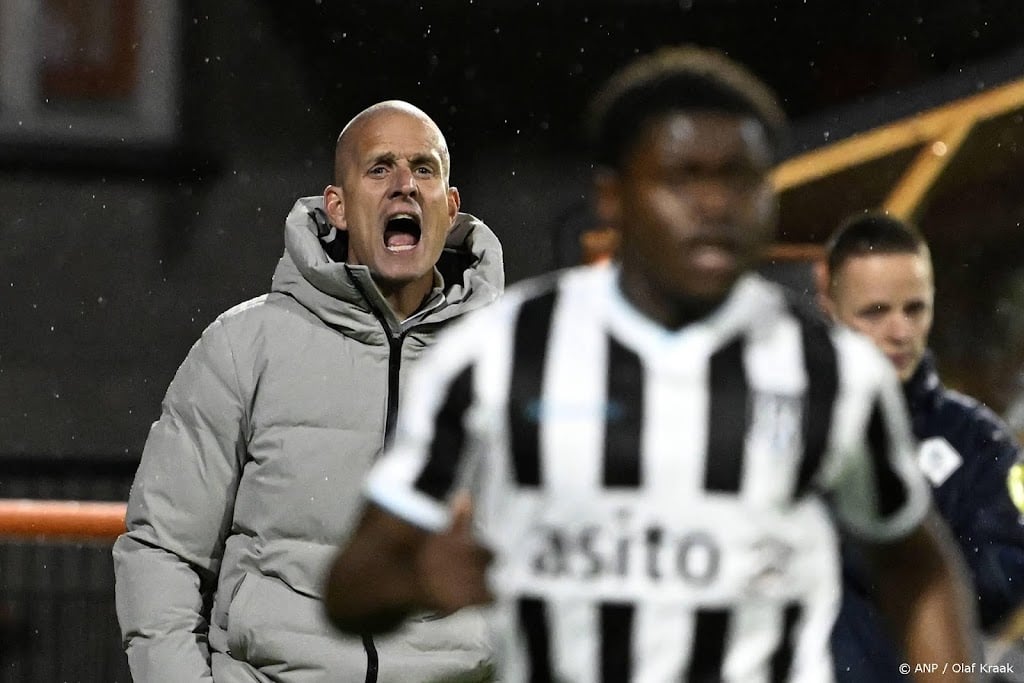 Heracles-trainer Sibum woedend op aanvaller Engels na rode kaart